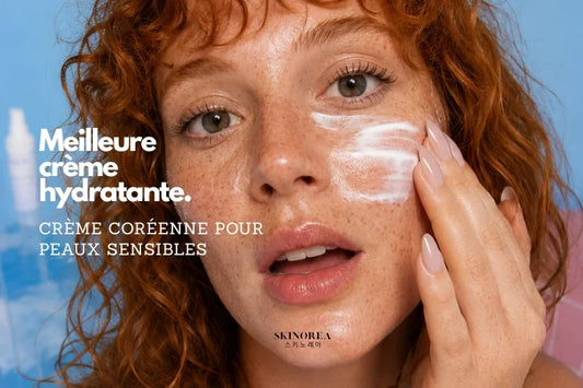 Femme aux cheveux roux appliquant une crème hydratante coréenne sur le visage, texte "Meilleure crème hydratante. Crème coréenne pour peaux sensibles" et logo SKINOREA